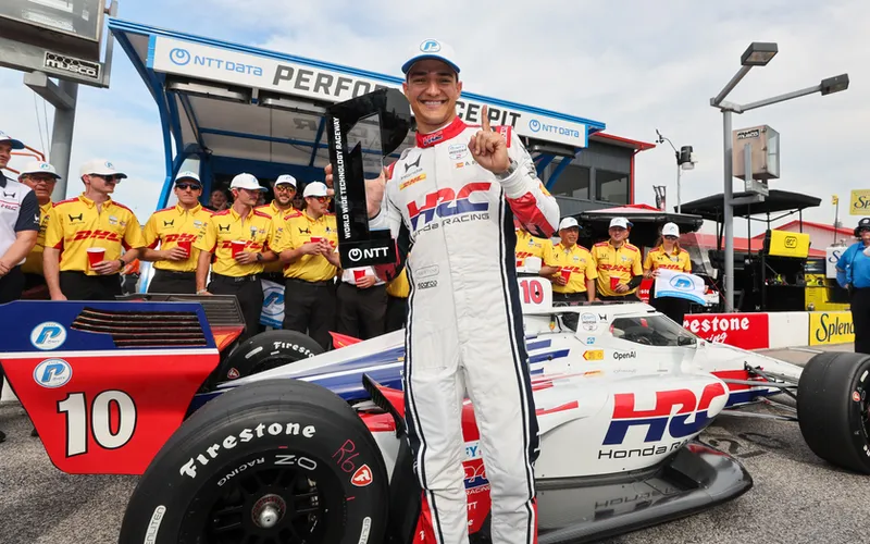 Palou storms to Gateway 500 pole in windy oval qualifying