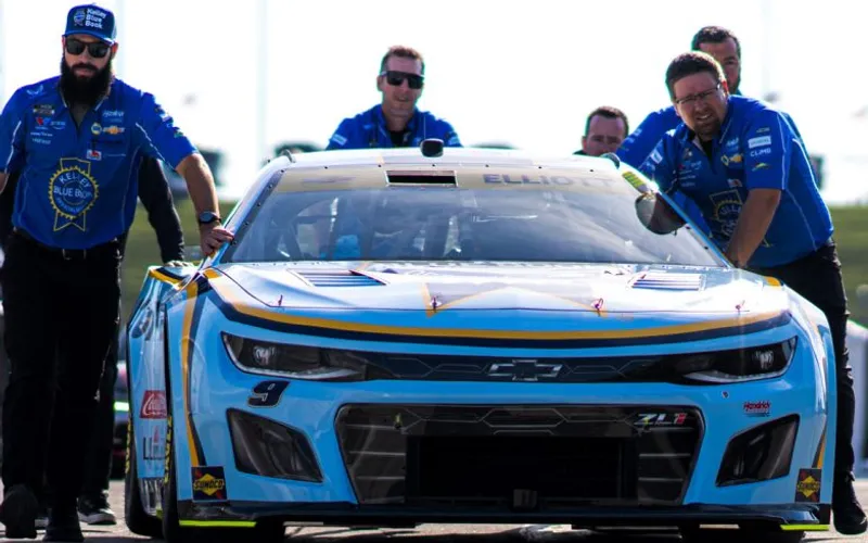 Cup Series: Elliott steals Kansas victory in frenzied finish